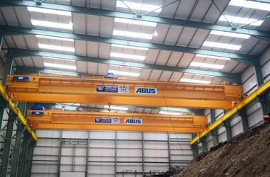 Grue ABUS dans le hall de production où sont fabriquées des pièces pressées pour l'industrie automobile