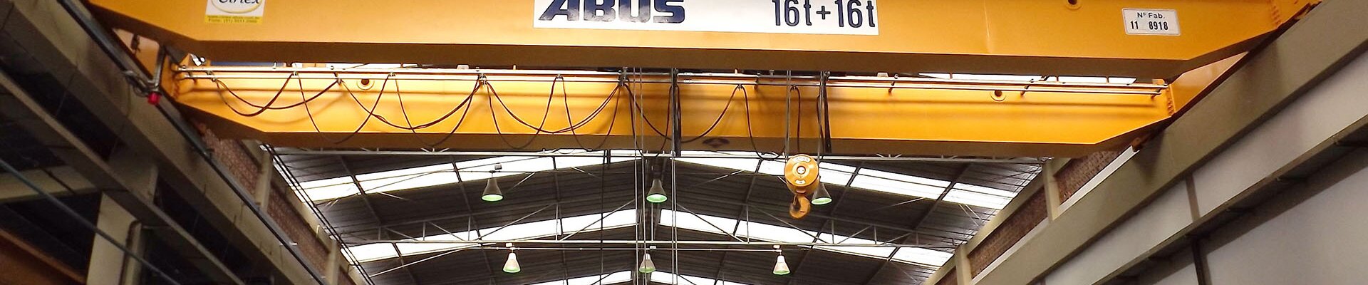 Grue ABUS avec palans électriques à câble d'une capacité de levage de 16 t et 16 t dans une entreprise de transport interne de charges au Brésil