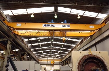 Pont roulant avec chariot dans un hall de production d'une entreprise brésilienne pour le transport interne de charges