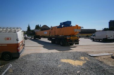 Pont roulant avec chariot en route vers le hall de stockage de composants de la société ENERCON en France