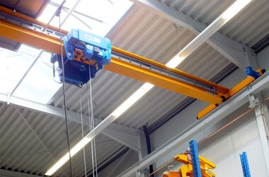 Pont roulant ABUS avec chariot à chaîne pour utilisation comme engin de levage dans l'atelier de production de la société Forthaus