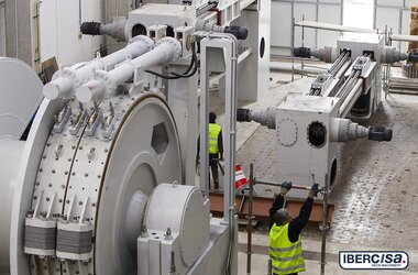 Un employé d'IBERCISA construit une pièce de bateau dans un atelier de production en Espagne 