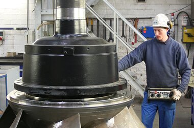 Pompe de la société KSB sur pont roulant bipoutre commandé par joystick ABURemote