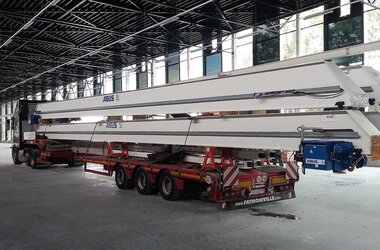 Arrivée des grues ABUS peintes en blanc pour la société KFK Tehnika