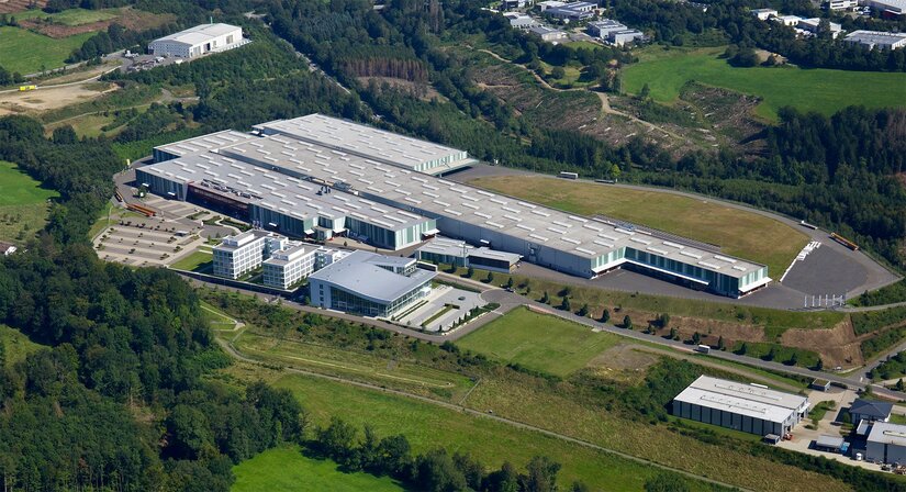 Vue aérienne du site d'ABUS Kransysteme GmbH avec les halls de production des ponts roulants et des composants et la KranHaus à Herreshagen