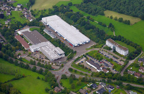 Vue aérienne du site principal d'ABUS Kransysteme GmbH avec le hall de production des ponts roulants et des composants à Lantenbach